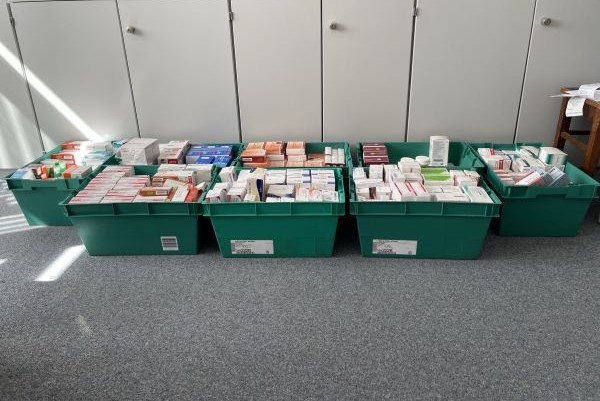 Acht Boxen mit lebenswichtigen Medikamenten.