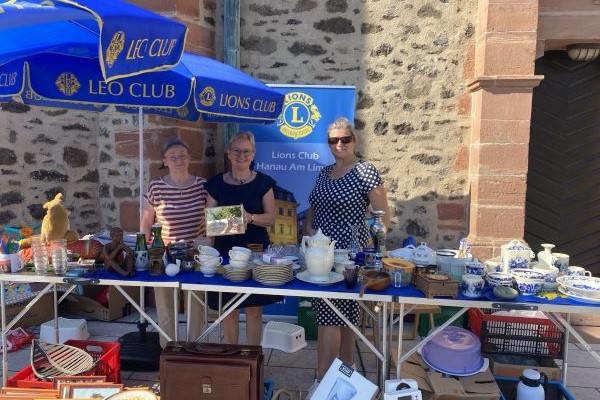 Stand auf dem Feierabend Markt in Hanau mit drei Mitgliedern des Lions Clubs Hanau am Limes
