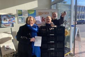 Drei Clubmitglieder sammelten Lebensmittelspenden im Tegut.