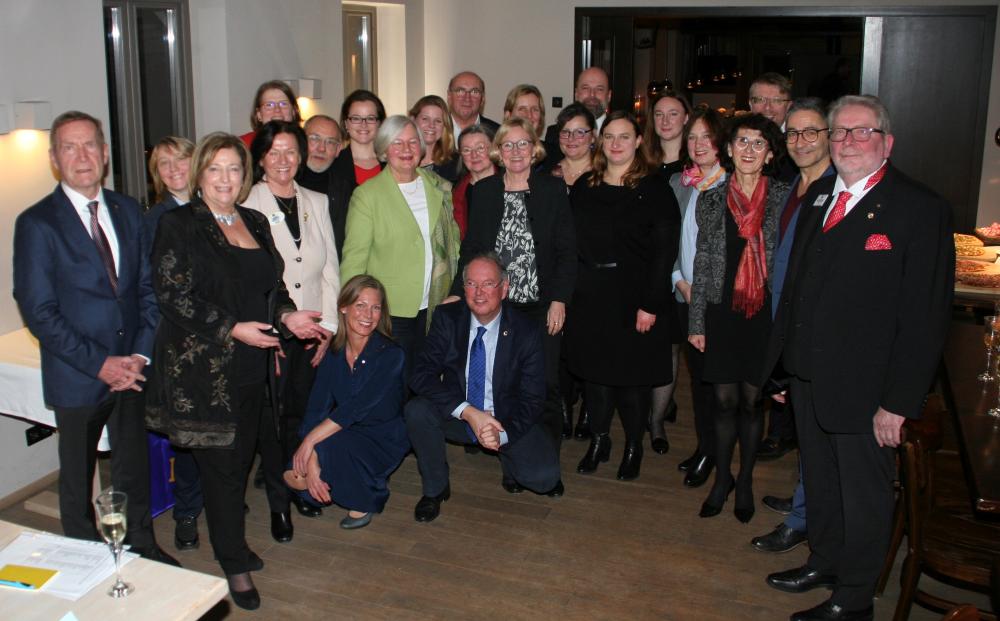 Die Gründungsmitglieder des Lions Club Hanau Am Limes mit Vertretern aus dem Distrikt und dem Patenclub